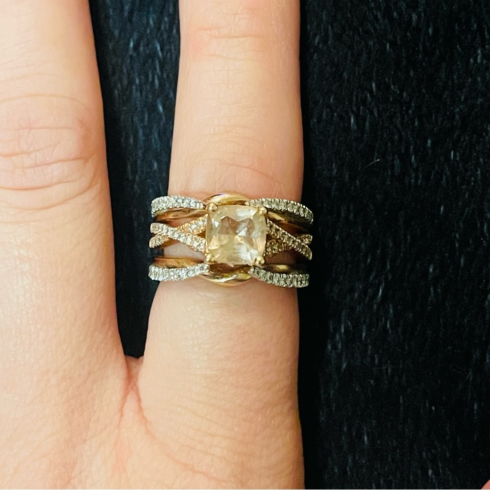 Morganite diamond ring with set.